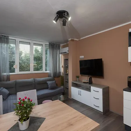 Arancin- Great Location *